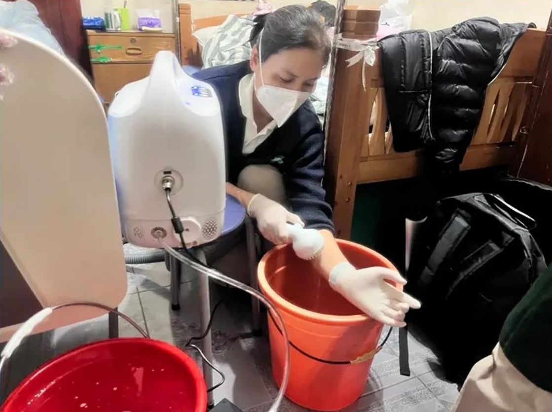 Utilisation en clinique d'une machine de bain pour le patient âgé alité
