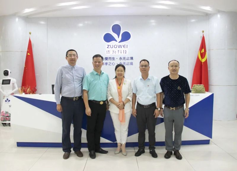 Leaders took a group photos at Shenzhen Zuowei Technology