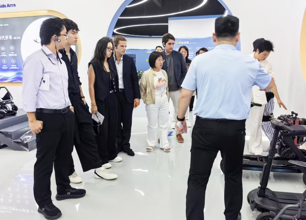 Shuangli Foundation Chairperson Qi Liling Visits Zuowei Technology to Jointly Explore European Elderly Care Market(1)