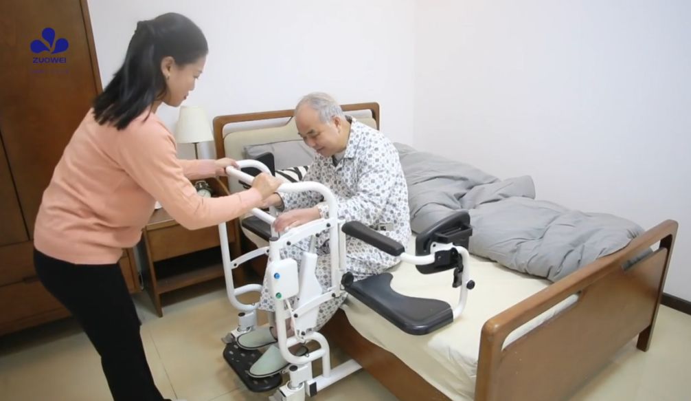 Transfer chair can move the elderly easily