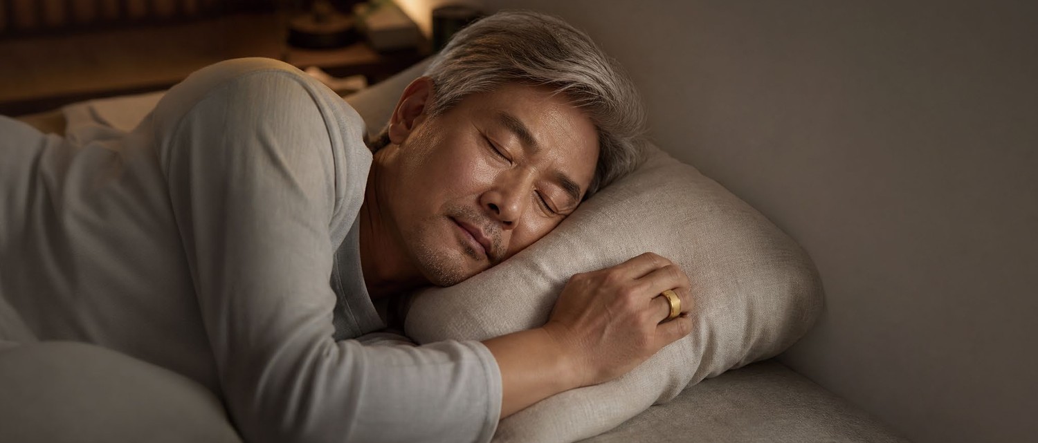 Man sleeping while wearing the smart ring